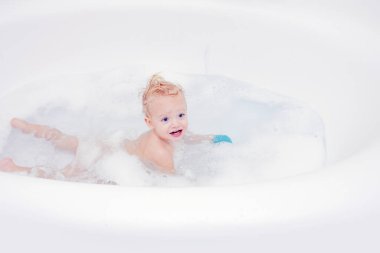 Sağlık ve hijyen konsepti. Hijyen ve küçük çocuklar için bakım. Çocuk yıkama ve banyo.