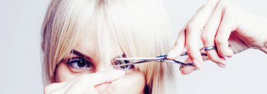 Sarışın kız kâkül kesti. Saç modeli patlama ile kapatın. Saç bakım kavramı.