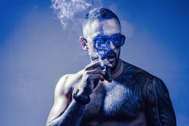 Çıplak gövde seksi adam. Dövmeli beden ile acımasız yakışıklı adam. Erkekler gündelik moda dövme. Acımasız yakışıklı erkek model açık portresi. Kaslı atletik seksi erkek çıplak gövde ile.