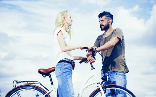 Concepto de ocio y estilo de vida. Joven juguetón con su hermosa novia en el camino del amor. Joven pareja hippie sobre fondo azul cielo. Pareja de verano. Al aire libre . —  Fotos de Stock