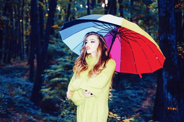 Outono retrato ao ar livre da bela menina feliz andando no parque ou na floresta em cachecol de malha quente. Moda outono mulher retrato com folhas de bordo amarelo no fundo da natureza. Menina feliz em Autumn Park . — Fotografia de Stock