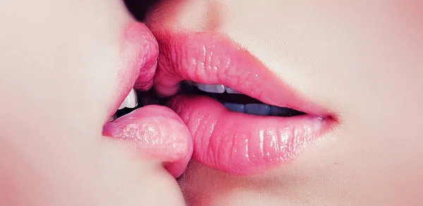 Kiss lesson. Two women friends kissing. Two beautiful sexy lesbians in love. Closeup of women mouths kissing. Passionate kissing. Sexy plump full lips. Lipstick and lipgloss. — Stock Photo, Image