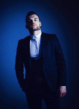 Metroseksüel. Takım elbiseli zarif adam. Rormal takım elbiseli modern bir adam. erkek modası. Klasik takım elbiseli adam. İş kendine güvenen. Yakışıklı ciddi erkek modelportresi. Hırs ve bireysellik, başarı