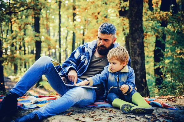 Los padres enseñan al bebé. Feliz padre e hijo con pasar tiempo al aire libre en el parque de otoño. Tanto papá como el niño se ríen . — Foto de Stock