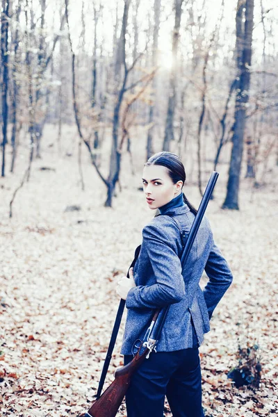 Cacciatrice a caccia. Caccia nella foresta autunnale. Ritratto di donna di bellezza Hunter. Stagione di caccia . — Foto Stock