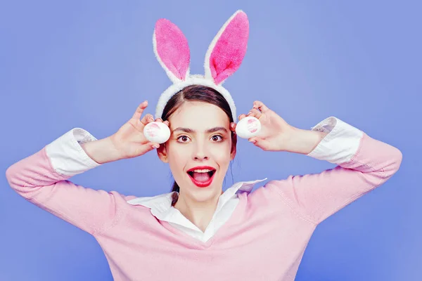 Lippenstift kus print op paasei. Lippen en Pasen, lippenstift kus afdruk op paasei. Vrolijk Pasen. Portret van een gelukkige vrouw in bunny oren. Eieren zoeken. — Stockfoto