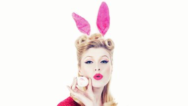 Mutlu kadın Paskalya için hazırlanıyor. Paskalya yumurtası avına. Güzel kız Paskalya yumurtaları için AVI. El ile renk Paskalya yumurtaları. Tavşan kulakları kavramı.