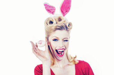 Öp ve göz kırp. Paskalya kartları. El ile renk Paskalya yumurtaları. Kutlayan Paskalya bunny kulaklar tatlı çok güzel kız. Bunny kadın. Tavşan kulakları Paskalya yumurtası ile pinup kadında.