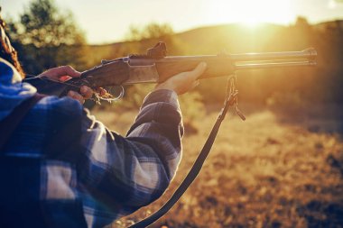 Hunter avı av tüfeği silahla. Yasadışı avcılık avcı ormanda. Amerikan av tüfekleri. Sınır tanımayan avcılık.
