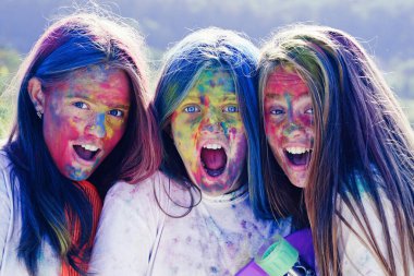 Mutlu gençlik partileri. İyimser. Bahar titreşimleri. Yaratıcı vücut sanatı olan çocuklar. Çılgın hippi kızlar. Yaz havası. Olumlu ve neşeli. Renkli neon boya makyajı. Renkli makyaj. Holi makyajı