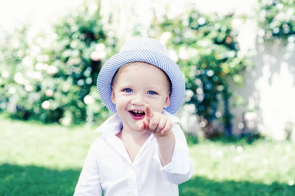 Cara de criança feliz. Criança feliz no verão na natureza. Menino, aproveite a vida e a natureza. Tem feliz . — Fotografia de Stock