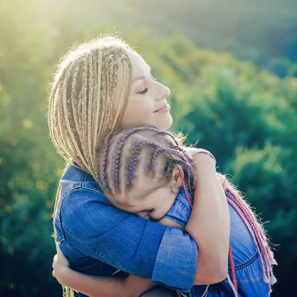 Estilo de vida retrato mãe e filha no humor feliz no exterior. Pessoas felicidade e amor. — Fotografia de Stock