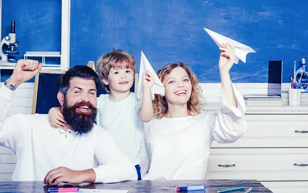 Szkoła rodzinna. Uczeń z papierowym samolotem bawiącym się z rodzicami. Pierwszy dzień w szkole. Matematyka dla dzieci. Prawa do edukacji rodzinnej i ustawa o prywatności. — Zdjęcie stockowe