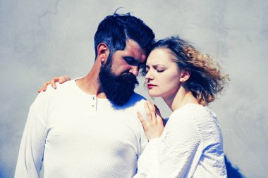 Şehvetli çift samimiyet zevk. Genç çift tutkulu yoğun seks yapıyor. Güzel genç şehvetli kadın sevgi adam seviyorum. Öpüşme çift portre.