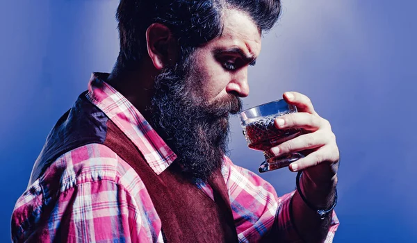 Sommelier-mannen. Attraktiv bartender i whiskybar. Grad av elitalkohol. — Stockfoto