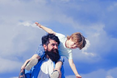 Mutlu sevgi dolu bir aile-baba ve oğul. Uçmayı hayal ediyorum. Doğada yaz aylarında bir uçurtma ile çayır üzerinde mutlu aile baba ve çocuk.