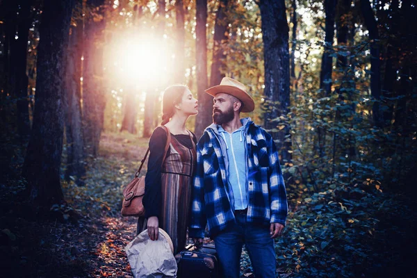 Ungt par utomhus i parken på vackra höstdagen. Äventyr, Resor, turism, vandra och människor Concept-leende par promenader med gula löv över naturlig bakgrund. — Stockfoto