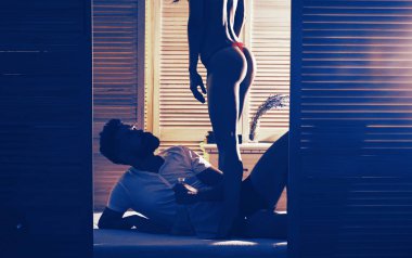 hakimiyet oyunları oynarken. Aşk ve romantizm. Seks oyunları. Genç aşıklar. Yatakta seksi bir çift. aşık seksi çift. hakim ilişki. Aile. erotik oyunlar ve masaj rahatlayın. Savaş zamanı