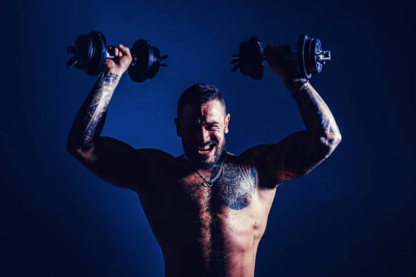 Brutal Sportsman med skivstång. Steroider. förtroende karisma. Sexig ABS av tatuering man. manligt mode. muskulös macho man med atletisk kropp. Sport och Fitness. Dumbell lyft. träning med coach — Stockfoto