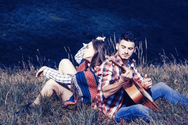 Genç ve aktif bir çift dağlarda yürüyüş yapıyor. Mutluluk ve gülümseme kavramı. Dağlarda kamp yapan çiftlerin güzel manzarasının tadını çıkarıyorum. Mutlu çift turist erkek ve kadın dinleniyor.