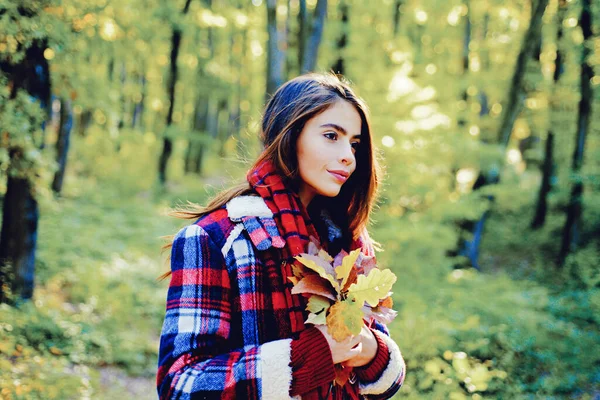 Glückliches Mädchen auf Herbstwanderung. Porträt einer schönen kaukasischen Frau, die im Freien geht. Herbstfrau im Herbstpark mit rotem Pullover. — Stockfoto