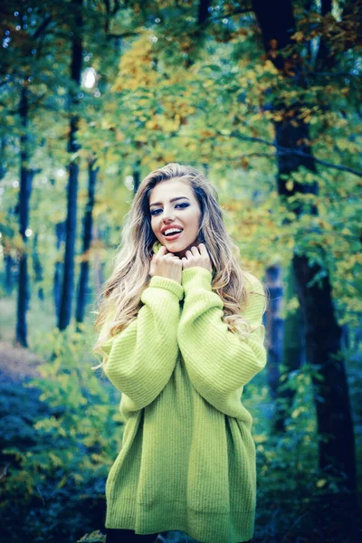 Беззаботная молодая женщина в модном винтажном красном свитере или свитере. Счастливая молодая женщина в парке в солнечный осенний день. Осенняя женщина развлекается в парке и улыбается. Отом Парк. Теплая солнечная погода . — стоковое фото