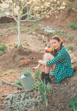Bahçede çalışan bahçıvan, güneşli doğa..
