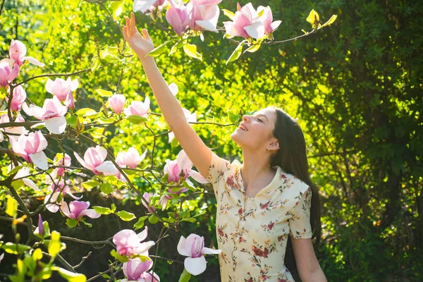 春の花の背景に若い女の子。マグノリア. — ストック写真