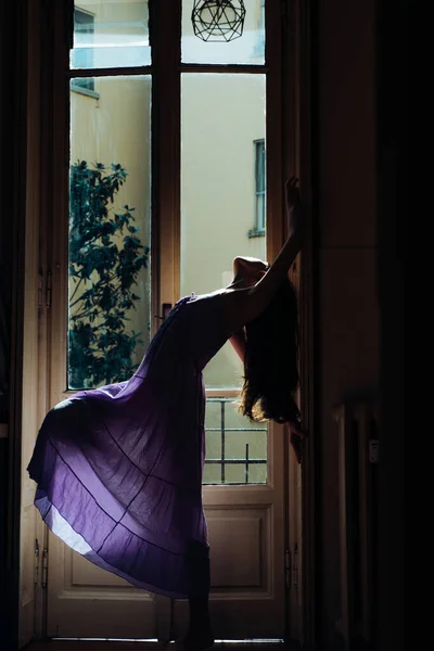 Jeune femme séduisante en chemise de nuit sensuelle. Belle jeune femme aux longs cheveux foncés. Extérieur sur balcon avec vue sur la maison. Fille après café du matin. Beauté et mode . — Photo