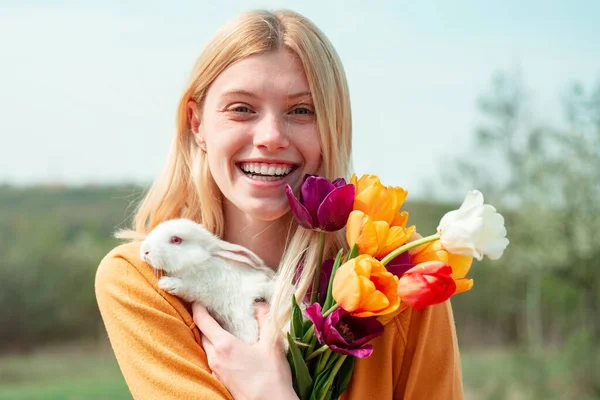 Пасхальный кролик. Красивая молодая женщина с кроликом на ферме . — стоковое фото