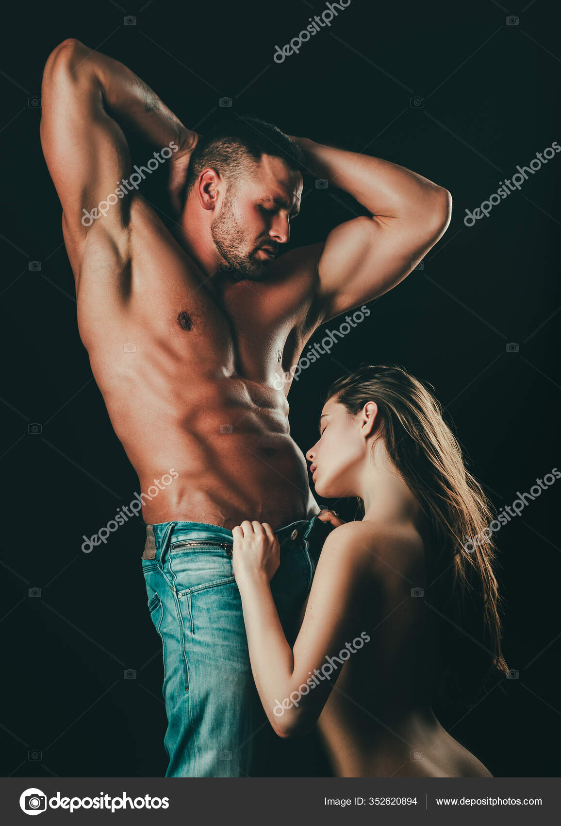 夫婦 裸 若いセクシーなカップル、情熱的な裸の女性と男の下着のパンツでリラックスします。. — ストック写真 © Tverdohlib.com #352620894