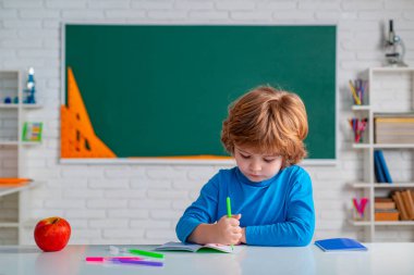 Derste mutlu okul çocukları. Çocuk okula hazırlanıyor. Komik yüzlü, sevimli bir öğrenci. Eğitim süreci.