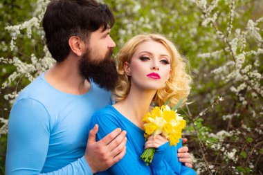 Birbirine aşık bir çift güneşli bir bahar gününde yürüyüş yapıyor. Bahar çifti.