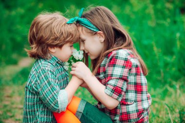 Sevgililer Günün kutlu olsun. Taze yeşil bir arka planda karahindiba tohumları saçan küçük bir çift..