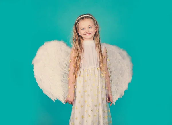 Hari Valentine. Gadis malaikat kecil yang cantik dan manis. Indah anak malaikat berpose dan melihat kamera . — Stok Foto