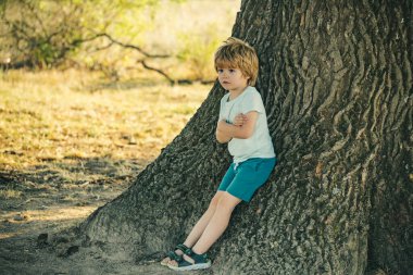 Güvenlik ve çocuk gelişimi kavramı. Doğa ve çocuk yaşam tarzı. Çocuk doğada seyahat sırasında parkta yürür. Çiftçi kavramının kırsal kesimi