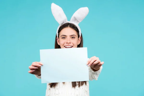 Великодній кролик дівчина тримає папір для тексту. Пасхальний кролик - копіювання простору, текстова концепція. Порожній папір . — стокове фото