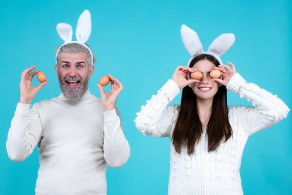 Сім'я Великодня. Щаслива пара з вухами кролика . — стокове фото