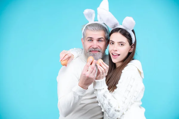 Easter family with Easter eggs. Holidays. Family celebrate Easter. — Stock Photo, Image