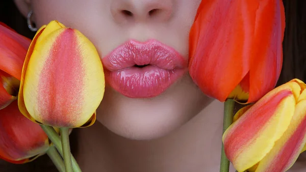 8 marzo día de las mujeres. Mujer con un beso de tulipanes. Besándome. Los labios y las harinas se cierran . — Foto de Stock