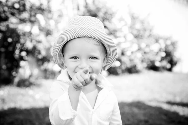 Šťastná dětská tvář. Péče. Krásný zábavný den pro roztomilé chlapeček v přírodě. — Stock fotografie