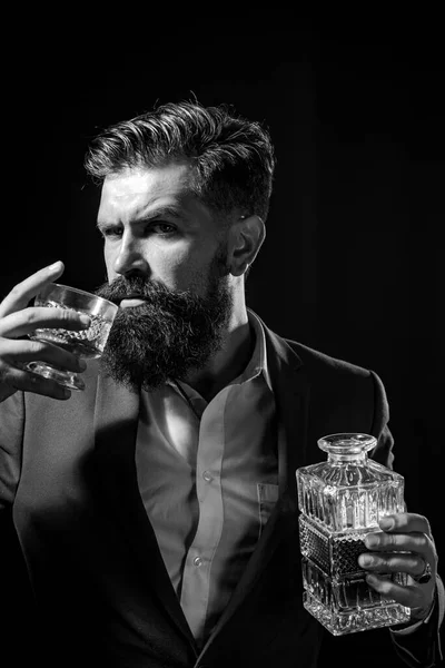 Barkeeper mit Glas Whisky. Trauriger Mann mit Depressionen, der in die Kamera schaut. Alkoholischer Alkoholkonsum. Depressive und hoffnungslose Menschen nach Alkoholkonsum. — Stockfoto