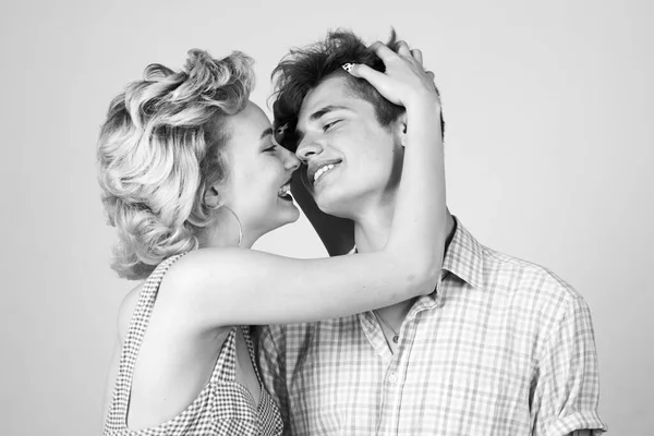 Bonito casal jovem abraçando e segurando um ao outro no estúdio. Bonito jovem casal sorridente apaixonado. Com amor. Retrato casal amoroso feliz. Moda. Fecha. Sorria alegremente ter bons relacionamentos . — Fotografia de Stock