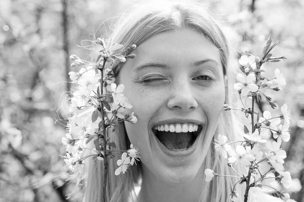 Dia das mulheres, 8 de Março. Retrato engraçado de mulher loira no padrão de flores da primavera. Fechar . — Fotografia de Stock