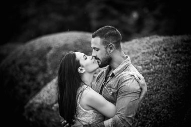 İlgi ve sevgisini ifade ediyor. Birlikte güzel bir hafta sonu geçiriyoruz. Romantik ve aşk dolu. Şefkat ve samimiyet. Birbirine aşık romantik bir çift..