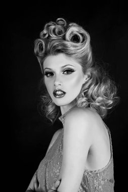 Güzel bir genç kadının şık stüdyo portresi. Kapatın bayan. Mavi elbiseli güzel sarışın kadın. Pin-up tarzı makyaj. Lüks makyaj. Mutlu kız. Eski saç stili olan güzel sarışın kadın..