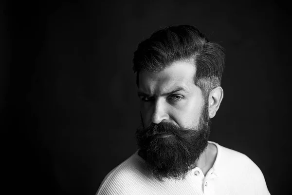 Retrato de homem adulto de aparência caucasiana isolado sobre fundo preto. Close-up rosto de homem barbudo em fundo preto - luz estúdio profissional . — Fotografia de Stock