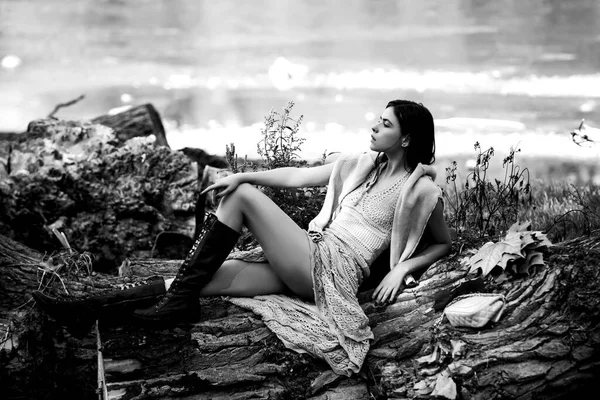 Mujer adulta relajada sentada en madera en el parque. Aislado en la naturaleza. Día soleado. Copiar espacio. Estilo juvenil de moda. Hermosa joven en el parque. Retrato belleza modelo chica con natural maquillaje . — Foto de Stock