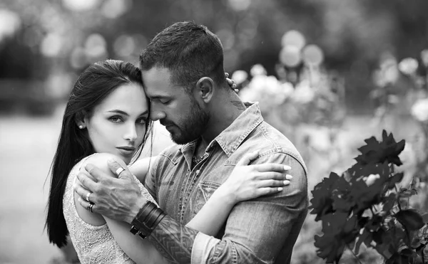 Romantisches Paar beim Date am Valentinstag. 14. Februar. Vertrauen in die Liebe. Spaß am Miteinander. Sinnliches Vorspiel. — Stockfoto