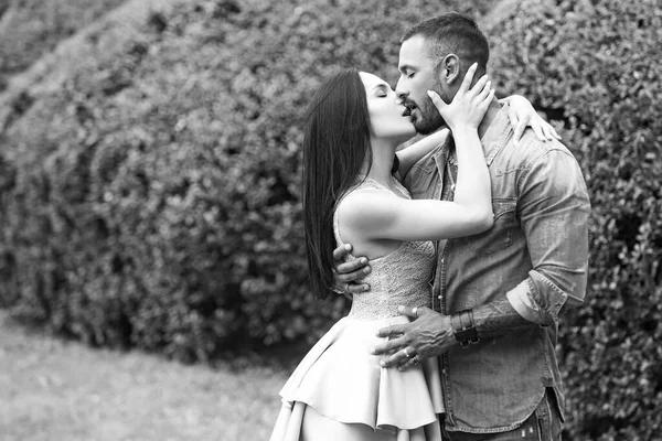 Fantasia secreta. Desfrutando de um bom fim de semana juntos. Pessoas apaixonadas. História de amor. Retrato romântico de um casal sensual apaixonado. Desfrutando da companhia uns dos outros . — Fotografia de Stock